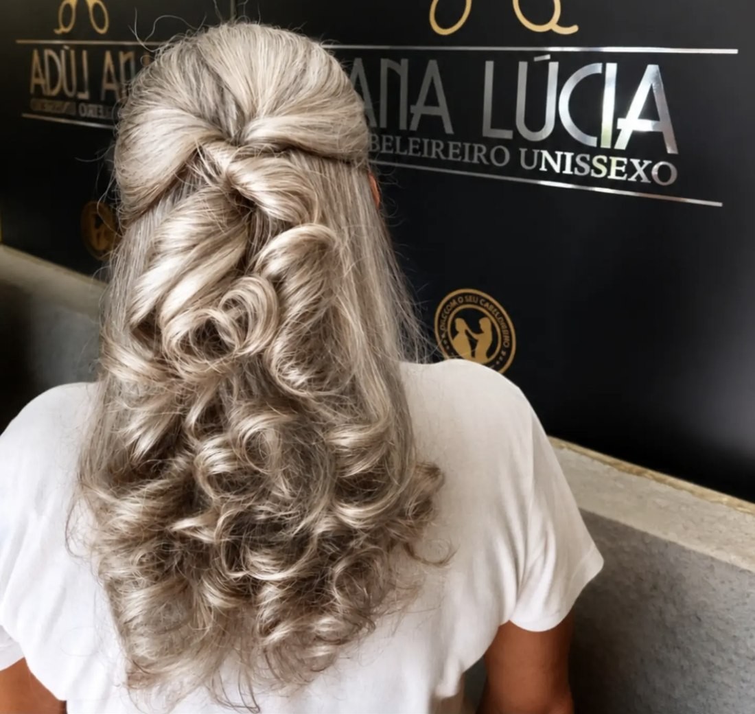 Penteado meio preso com caracóis