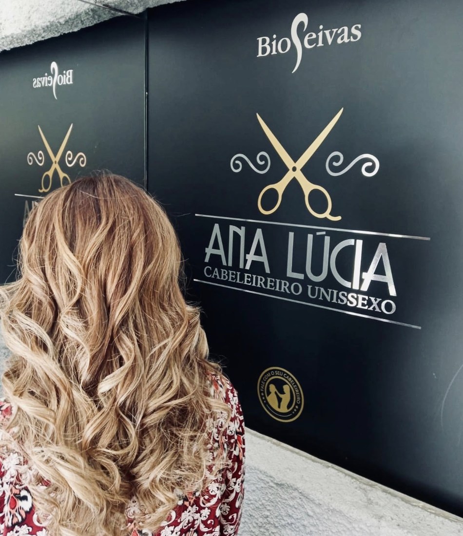 Ondas douradas com brilho e madeixas