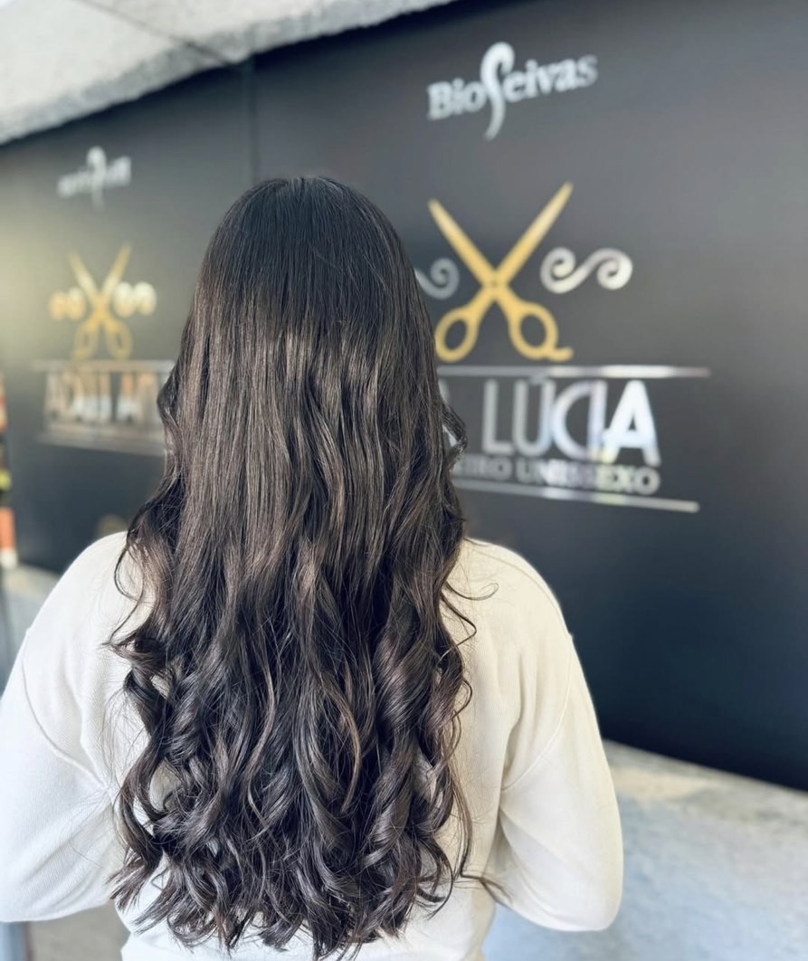 Cabelo ondulado castanho com brilho saudável